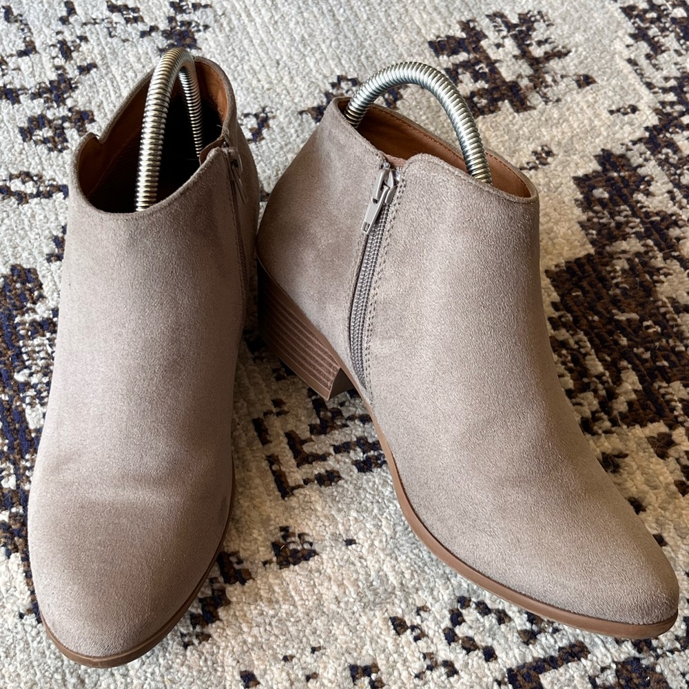 Women’s 8.5 Unr8ted Beige Ankle Bootie